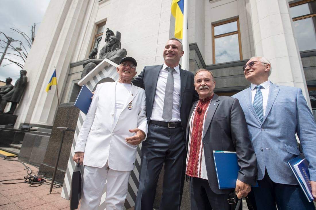 Кличко привітав українців з Днем Конституції