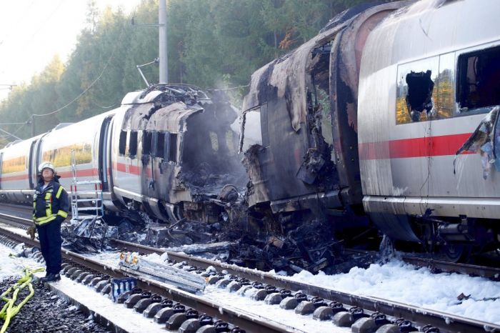В Германии на ходу сгорел скоростный поезд 