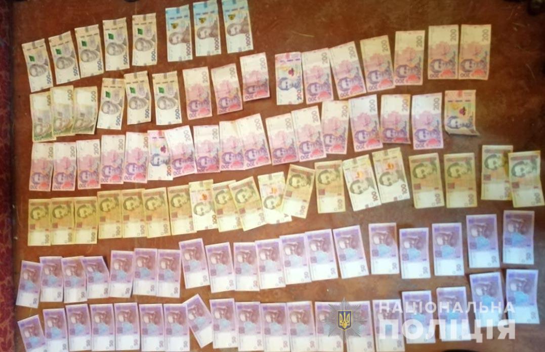 Под Полтавой две старушки организовали наркобизнес: накопили в банке больше полумиллиона