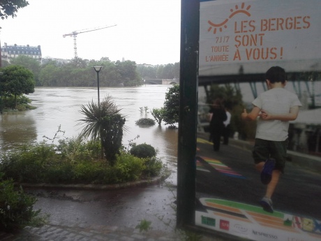 Після повені рівень води в паризькій Сені знижується