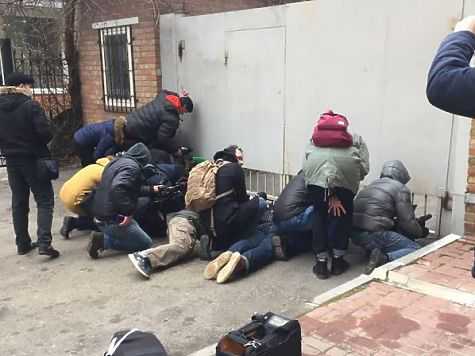 Допрос Януковича: кортеж экс-президента прибыл к зданию ростовского суда