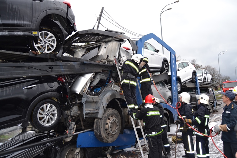 В Ровенской области столкнулись и загорелись два грузовых автомобиля, есть погибший