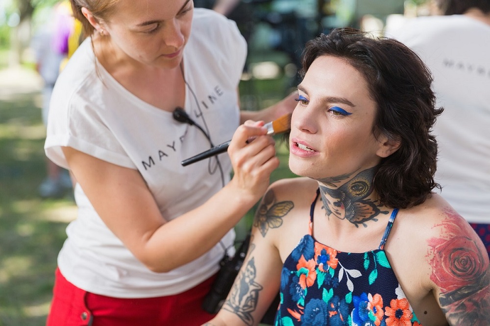 Гідрофільна олія і дитячий крем: що в косметичках у українських моделей