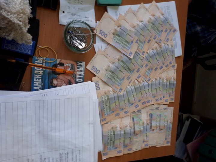 Чиновницу КГГА задержали на взятке в сумме 15 тыс. гривен