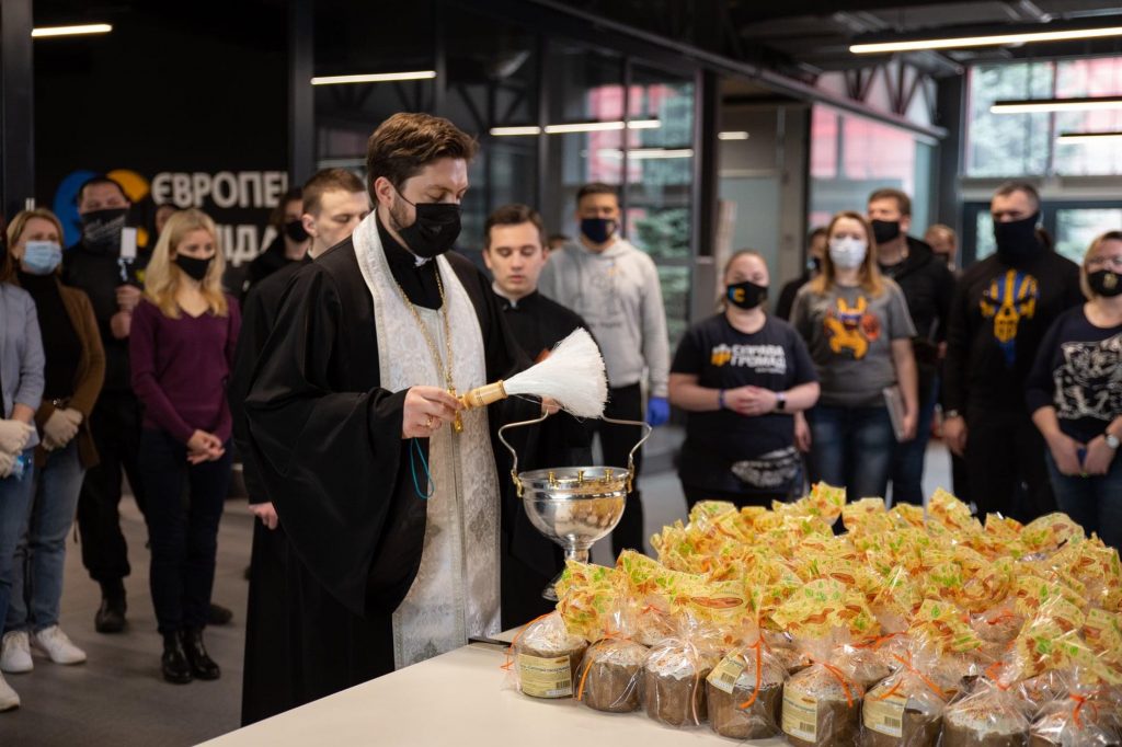 У Порошенко собрали 5 тысяч пасхальных продуктовых наборов тем, кто нуждается в поддержке