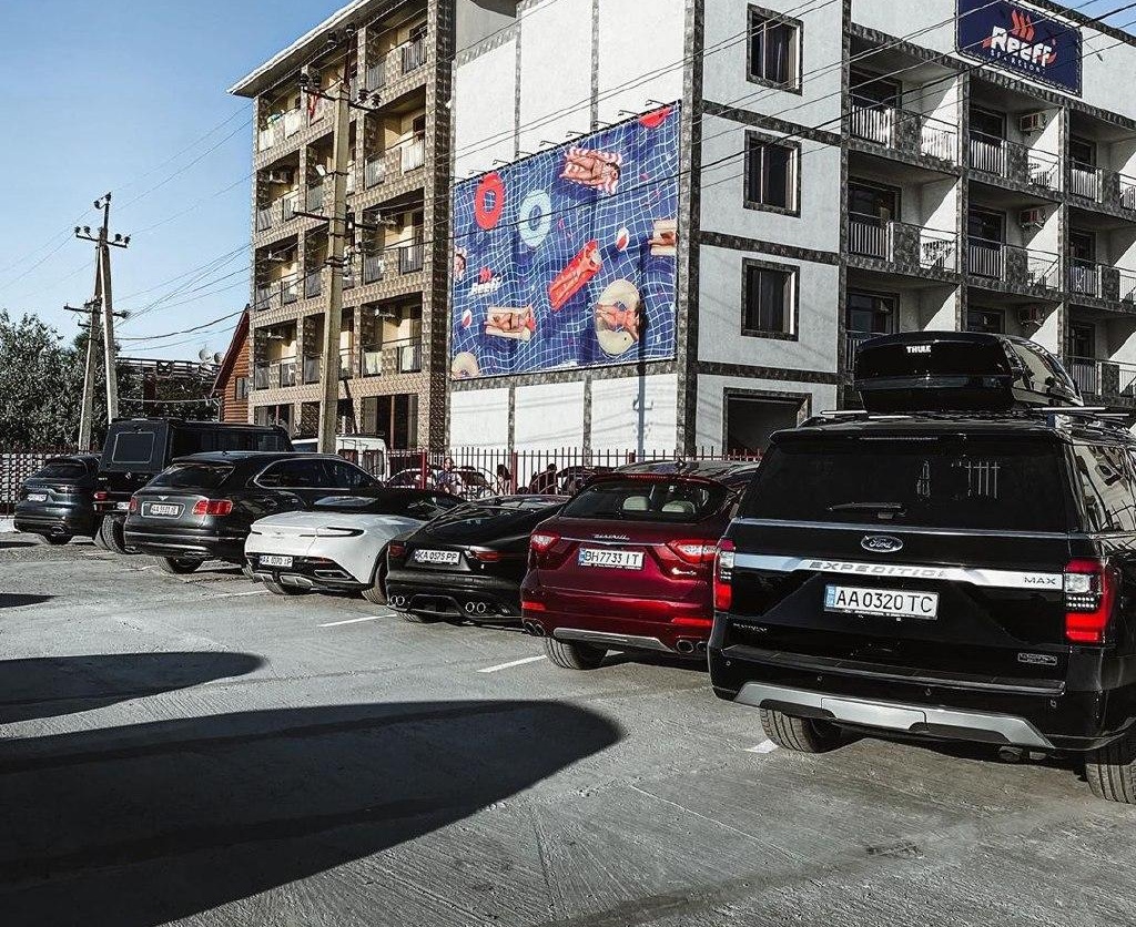 На курорте под Одессой заметили парковку элитных авто: Монако отдыхает