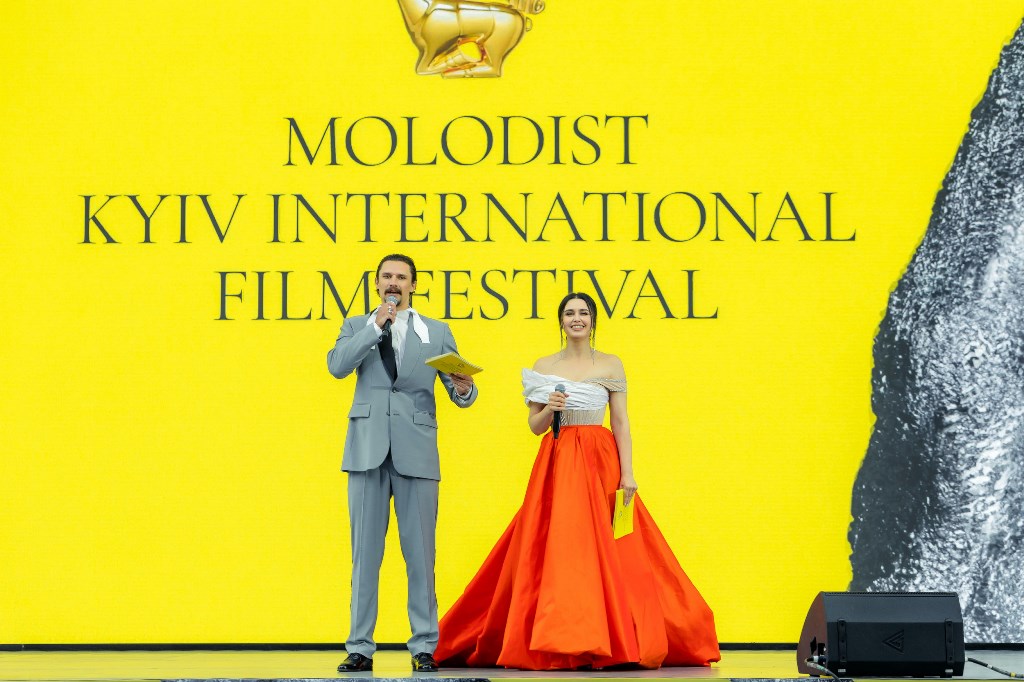 Звезда "плюсов" в пышной юбке с разрезом блеснула на красной дорожке: яркие фото