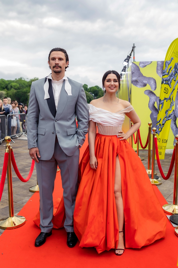 Звезда "плюсов" в пышной юбке с разрезом блеснула на красной дорожке: яркие фото