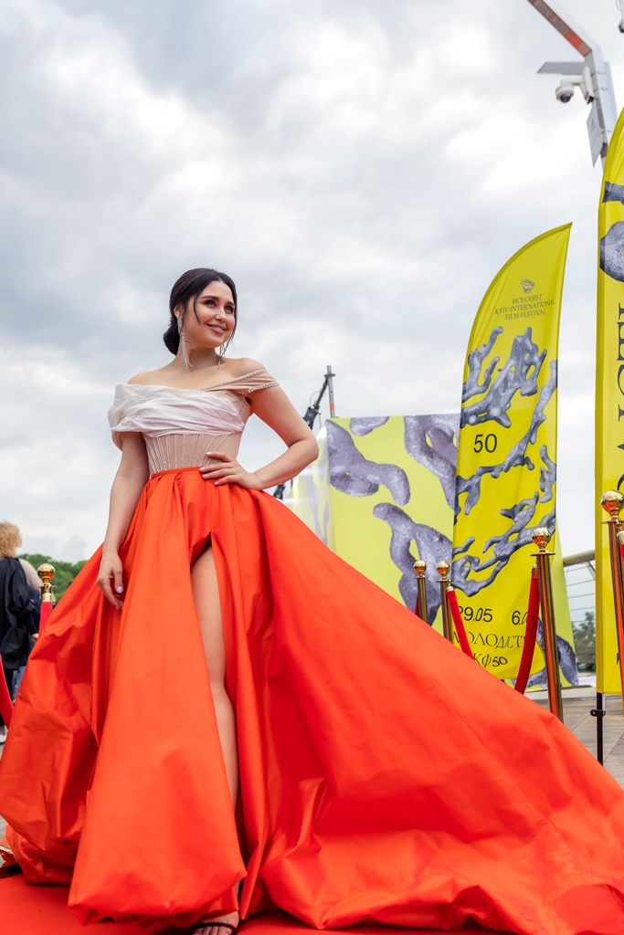 Звезда "плюсов" в пышной юбке с разрезом блеснула на красной дорожке: яркие фото