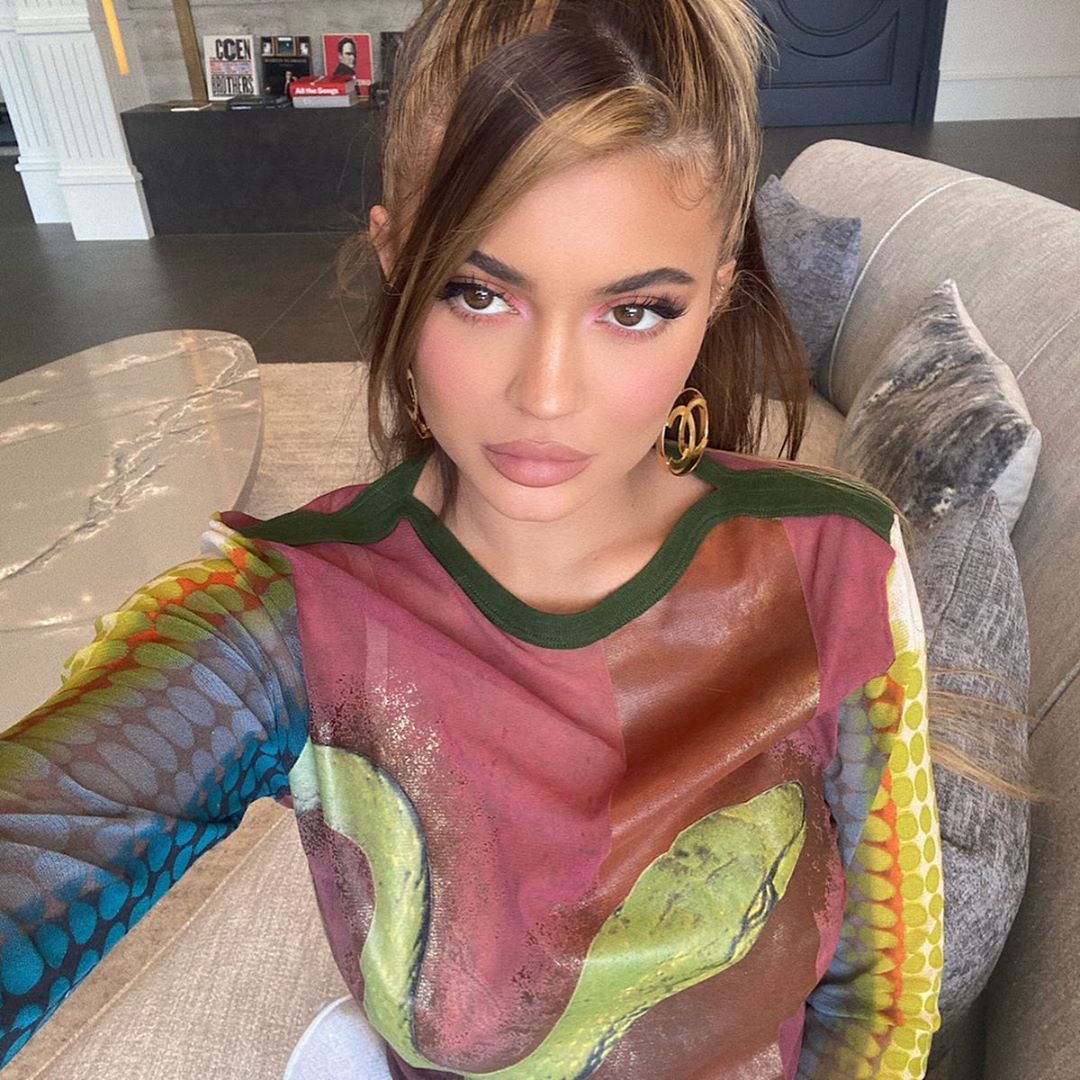 Занадто красива: Кайлі Дженнер блищить у "хижому" вбранні і з новою зачіскою