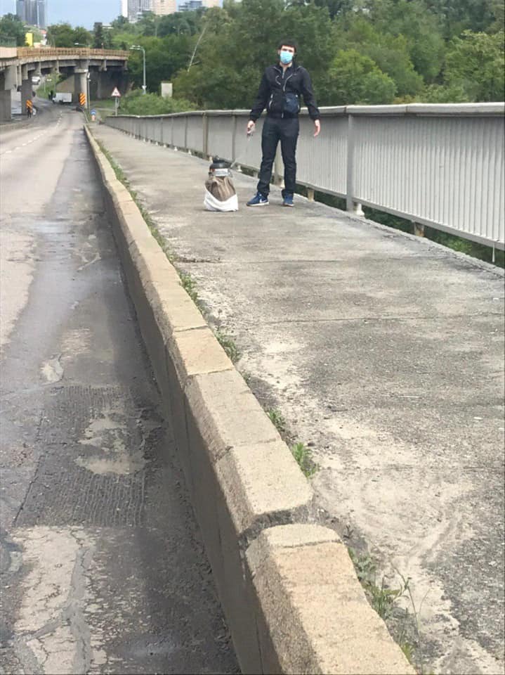 З'явилося фото чоловіка, що загрожує підірвати міст Метро в Києві