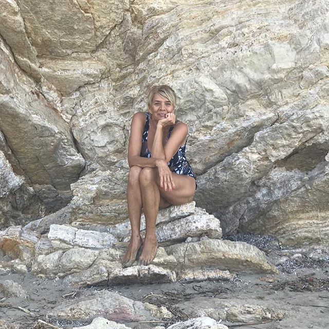 Вылитая Шерон Стоун: Вера Брежнева восхитила фото стройной мамы-именинницы в купальнике