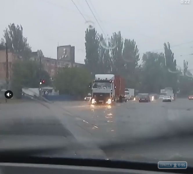 В Одессе ливень затопил улицы, город стоит в пробках