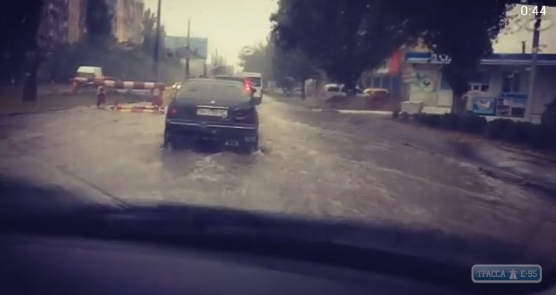 В Одессе ливень затопил улицы, город стоит в пробках