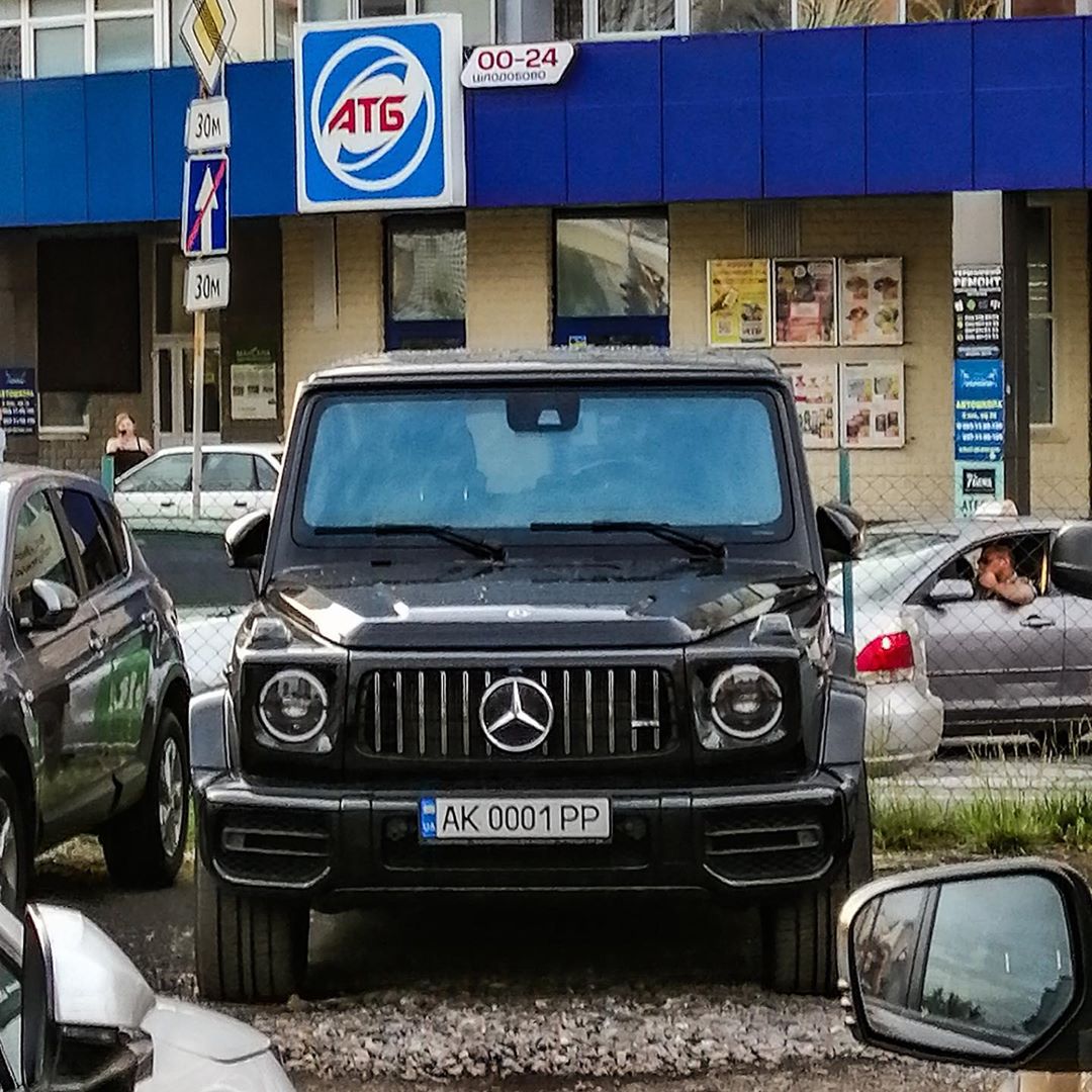 У Києві помітили дорогуще авто на кримських номерах: красиво і патріотично (фото)