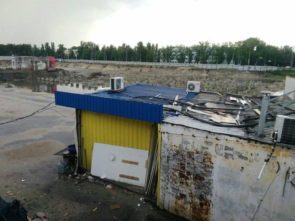 У Києві будівництво скандального ТРЦ перетворилося на величезний брудний "басейн"