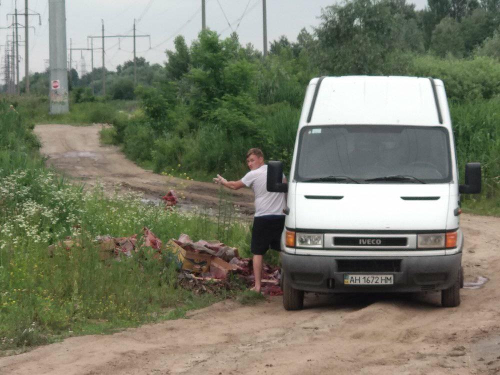 В Киеве зеленную зону превратили в свалку мусора