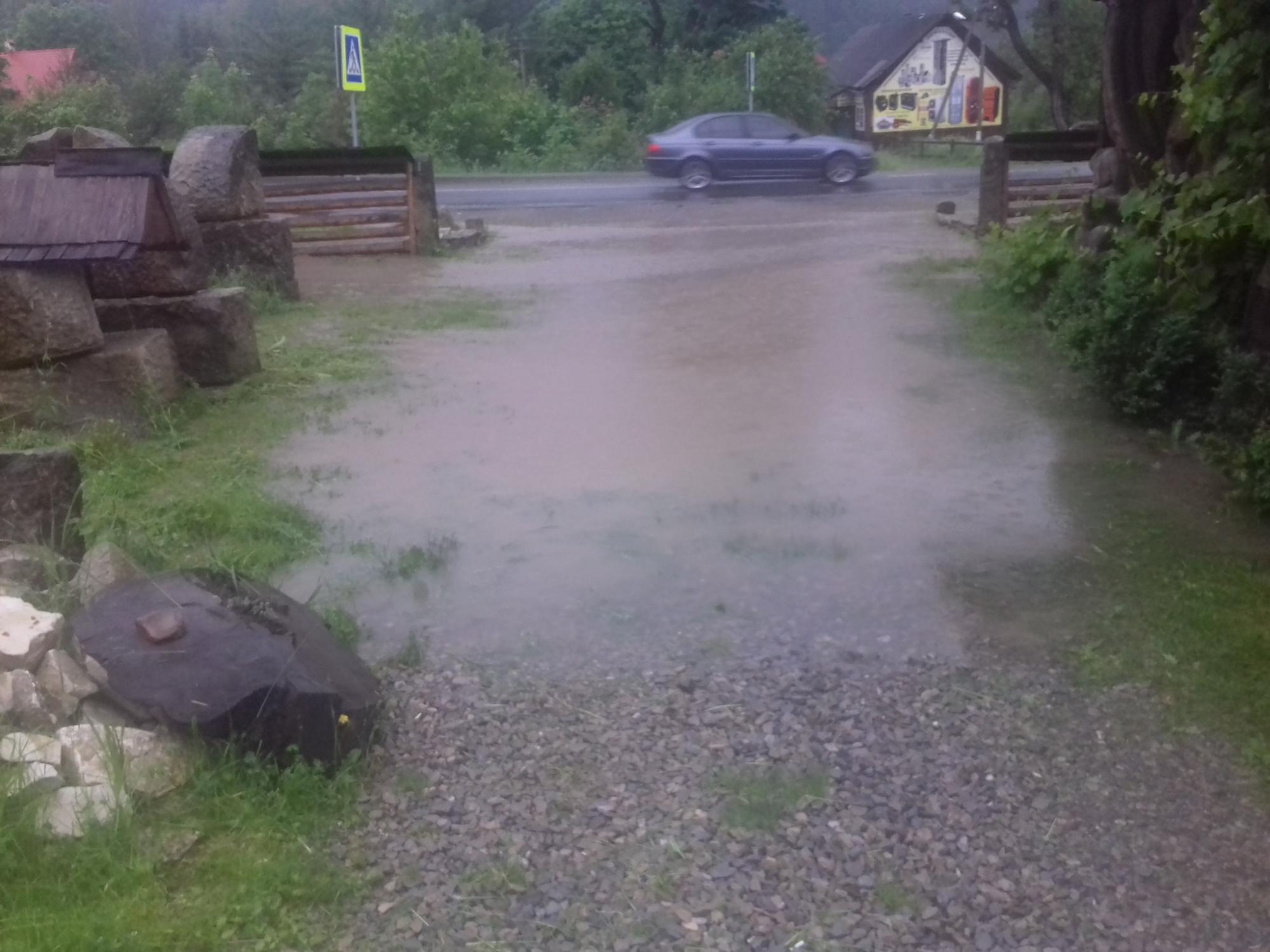 На Прикарпатье пронеслись мощный смерч и ливни: видео и фото гигантской стихии