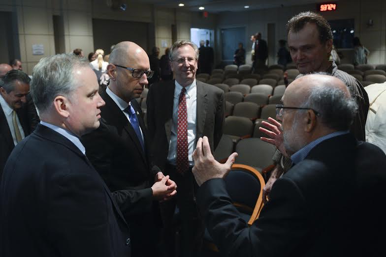 Яценюк в Вашингтоне принял участие в показе фильма об Украине "Точка излома"