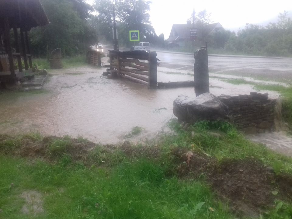 На Прикарпатье пронеслись мощный смерч и ливни: видео и фото гигантской стихии