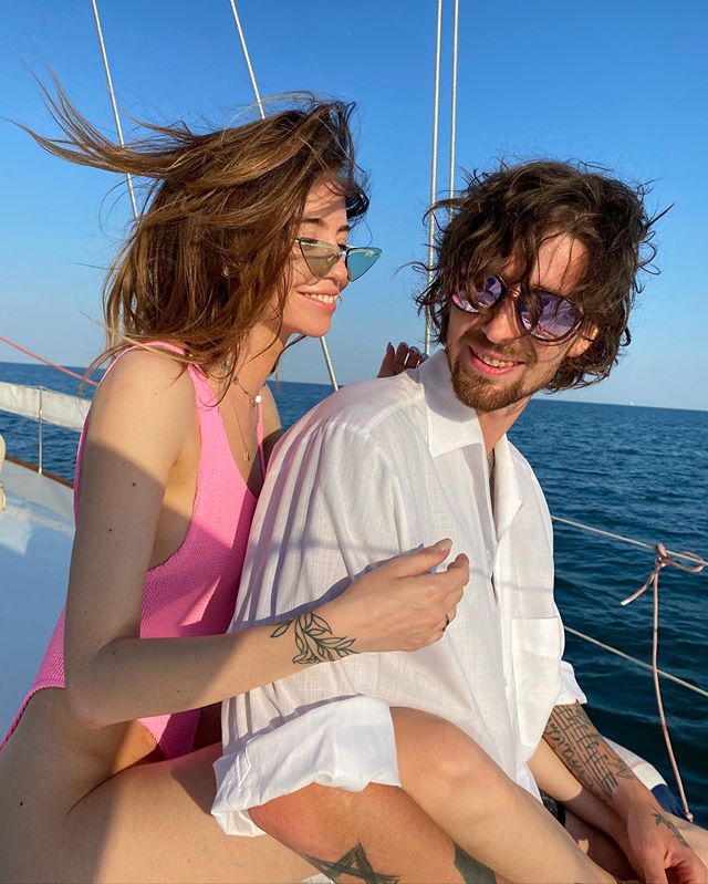 Ідеально! Дорофєєва в купальнику заворожила ніжністю на яхті з іменинником Дантесом