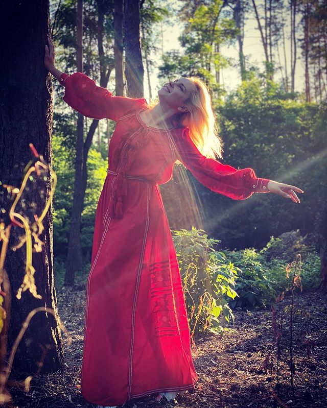 Лесная мавка: Лилия Ребрик в воздушном платье-вышиванке за 1000 евро заворожила магнетизмом