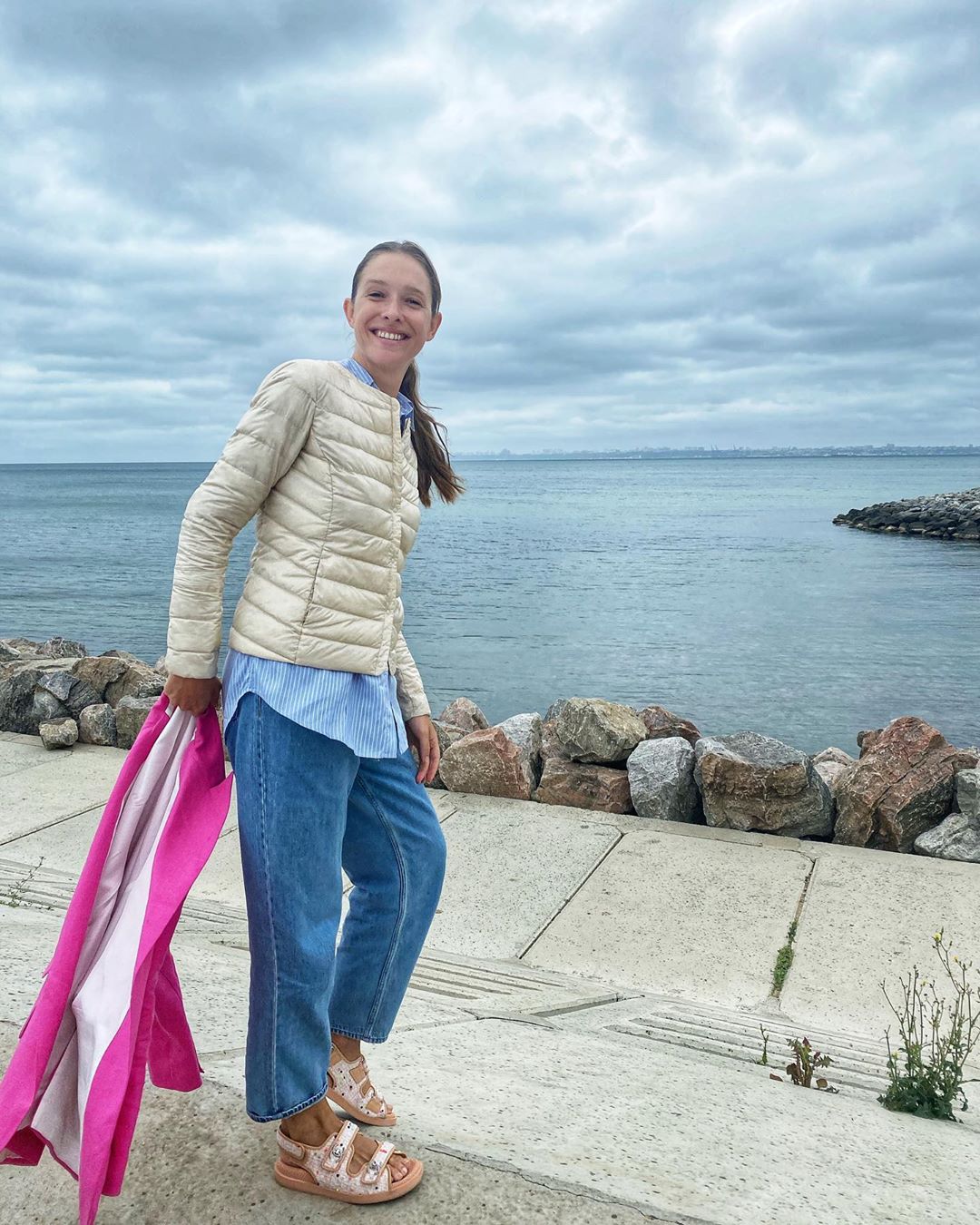 Люблю в будь-яку погоду: Катя Осадча в яскравому жакеті прогулялася по колоритній Одесі