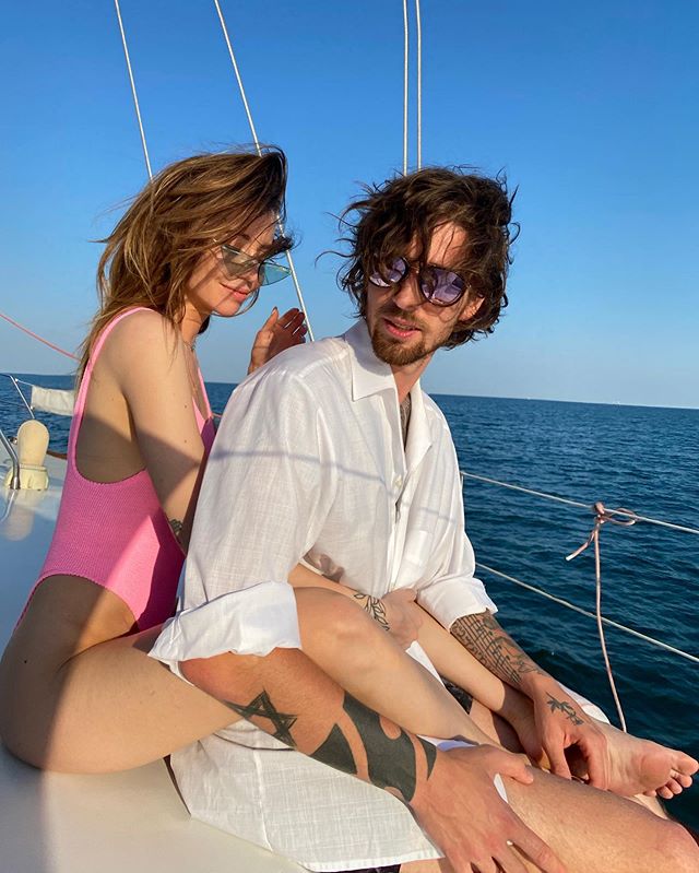 Ідеально! Дорофєєва в купальнику заворожила ніжністю на яхті з іменинником Дантесом