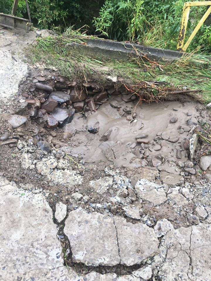 Люди спасались через окна: последствия ночного паводка на Закарпатье показали на фото