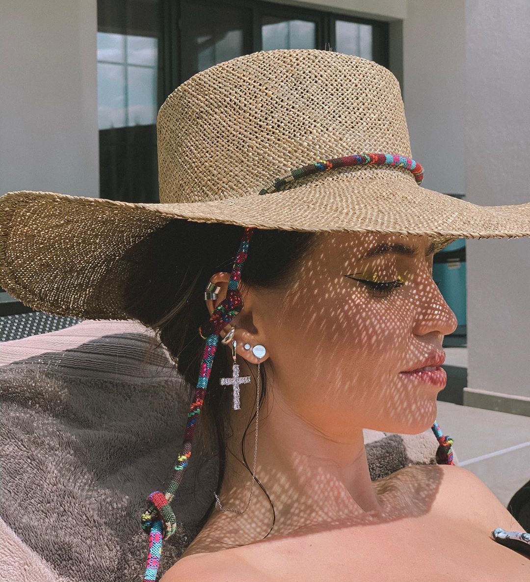 С ярким макияжем и в шляпке: Надя Дорофеева показала, как нежится на солнце