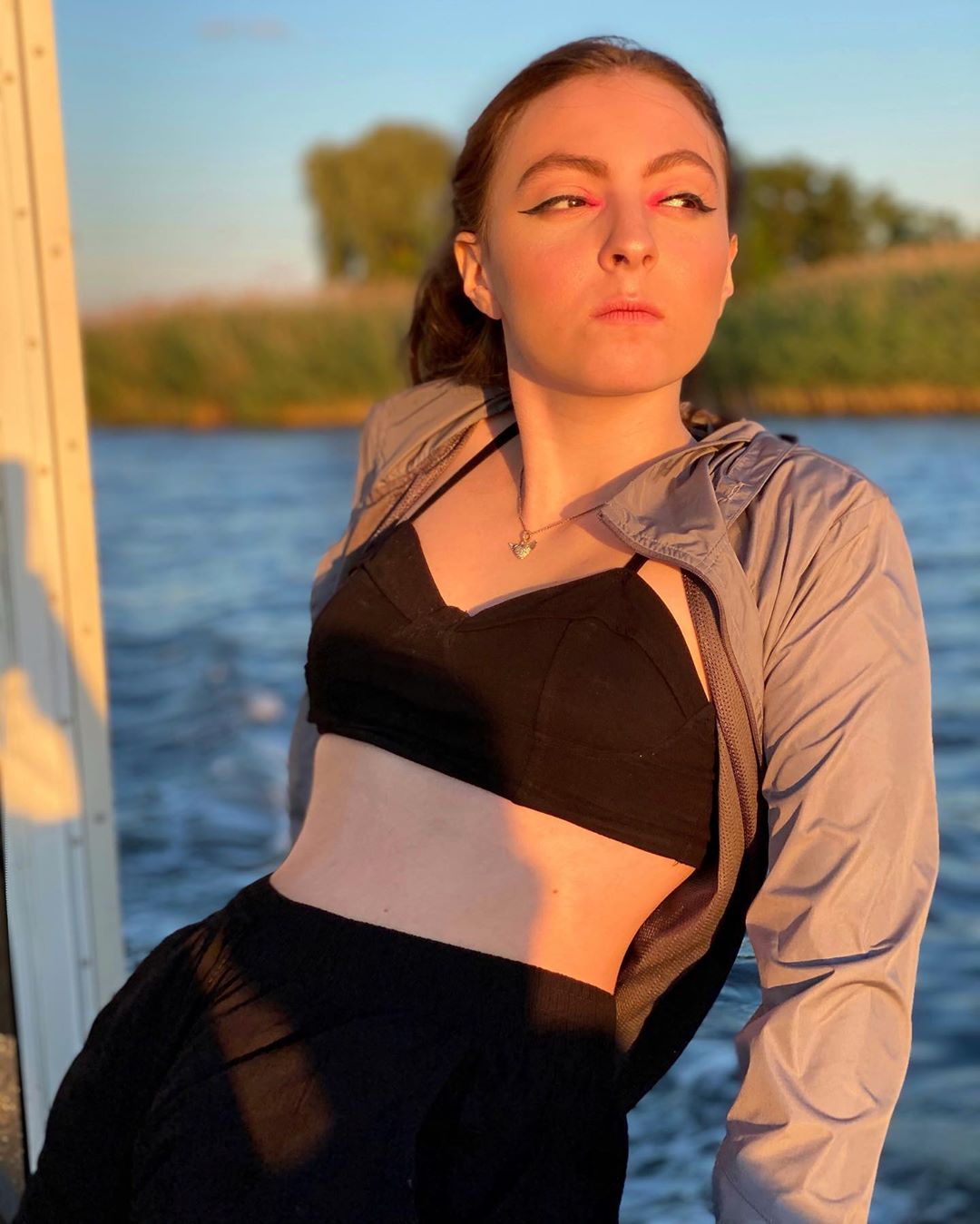 Дочь Оли Поляковой в коротком топе похвасталась тонкой талией