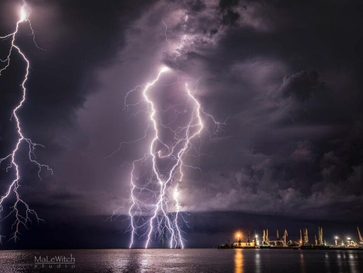 Украинский курорт сотрясали сильнейшие молнии: такое увидишь не каждый день