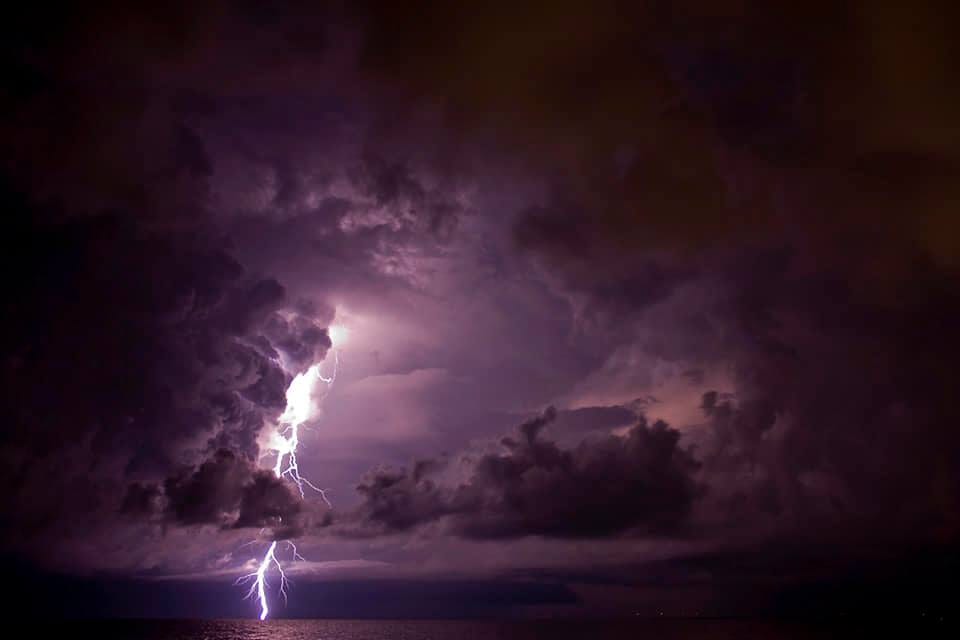 Украинский курорт сотрясали сильнейшие молнии: такое увидишь не каждый день