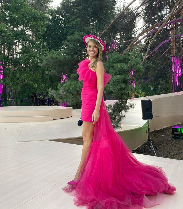 Дошивали в последнюю минуту: Катя Осадчая восхитила платьем по особому поводу