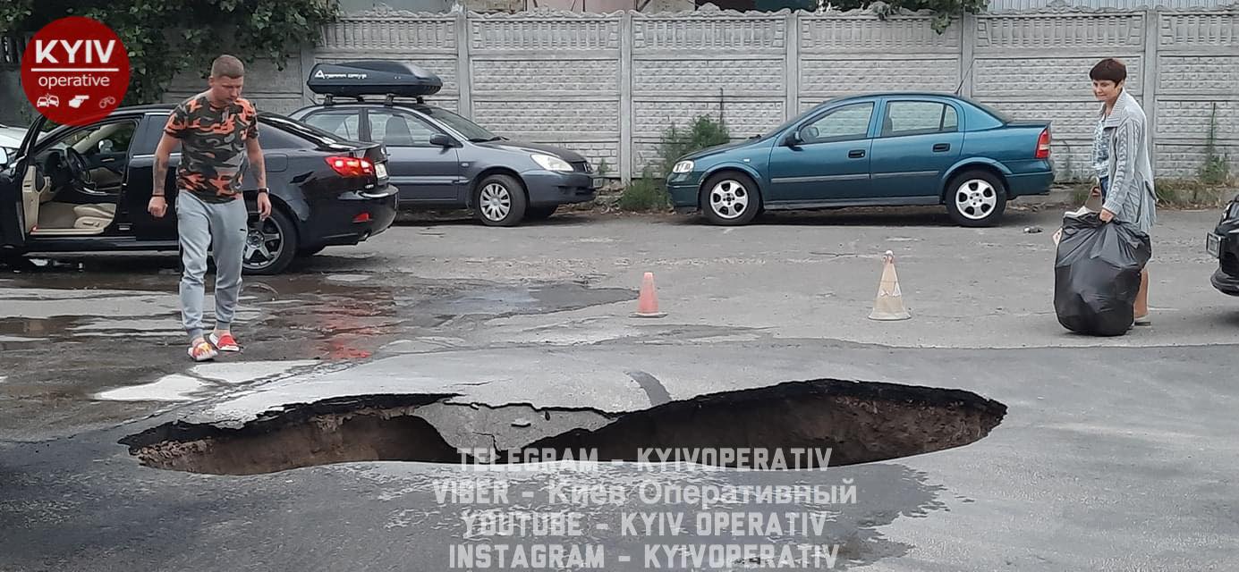 В Киеве возле нового ЖК асфальт проваливается на глазах: в огромной яме бурлит вода
