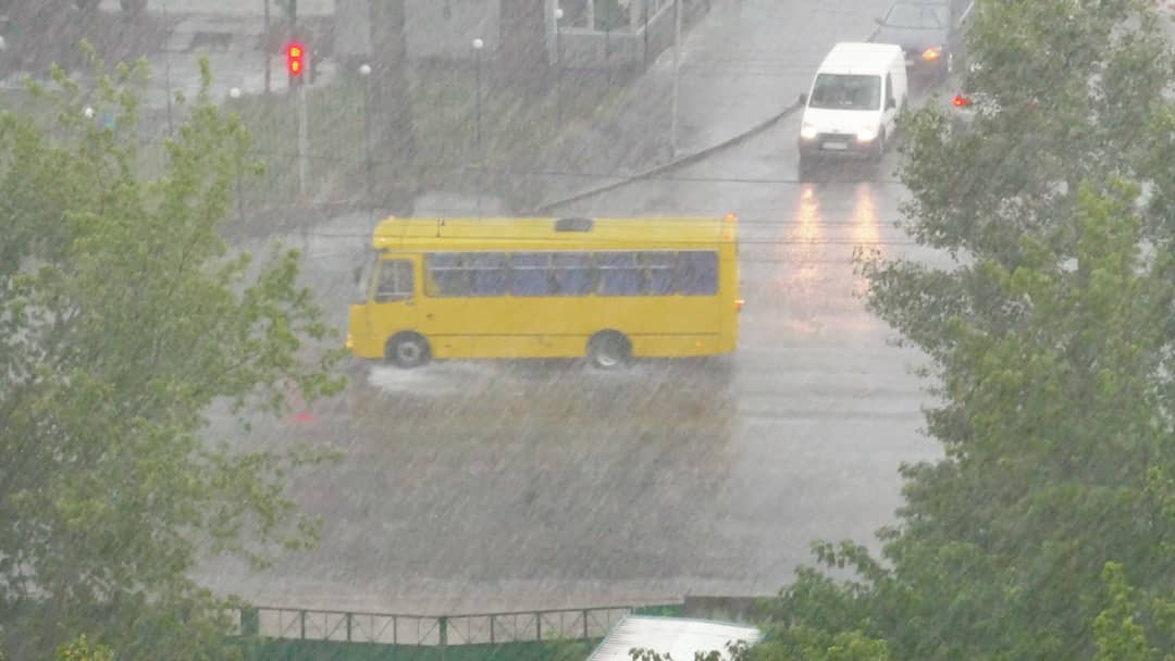 Киев затопило ливнями и засыпало градом: появились фото и видео