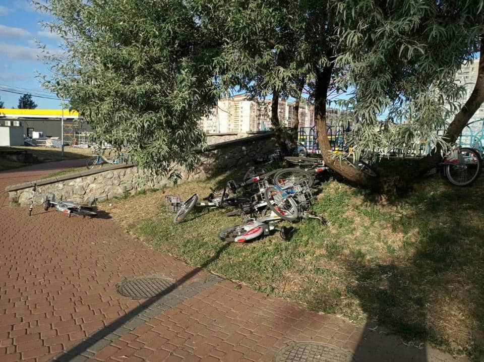 В киевском парке хулиганы изувечили припаркованные велосипеды: сеть пришла в ярость