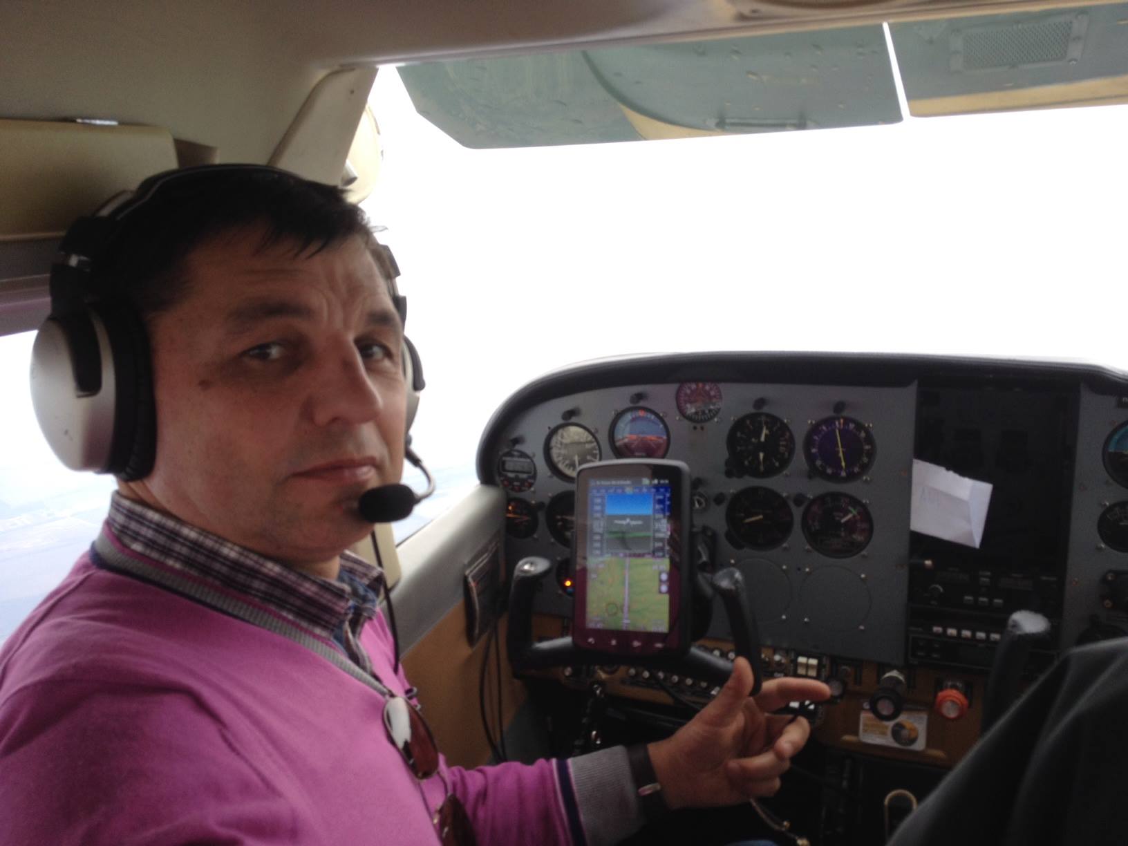 Рекордный полет, крушение в Гималаях и "небесные" трюки: что известно о погибшем на Прикарпатье пилоте