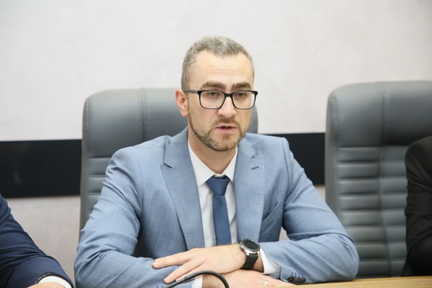 Студент, бросивший яйцо в Януковича, стал большой "шишкой" в Укрзализныце