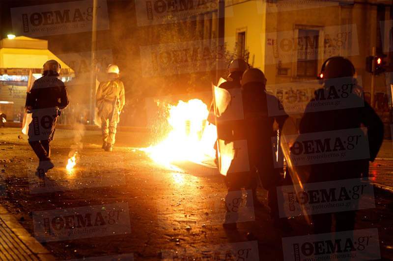 в Афинах анархисты забрасывают полицию бутылками с зажигательной смесью 3