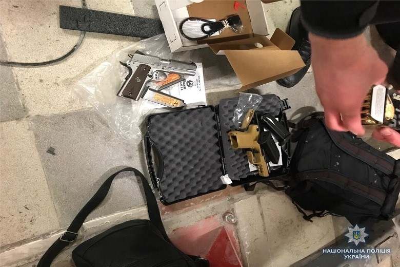 В Киеве разоблачили банду наркоторговцев с арсеналом оружия