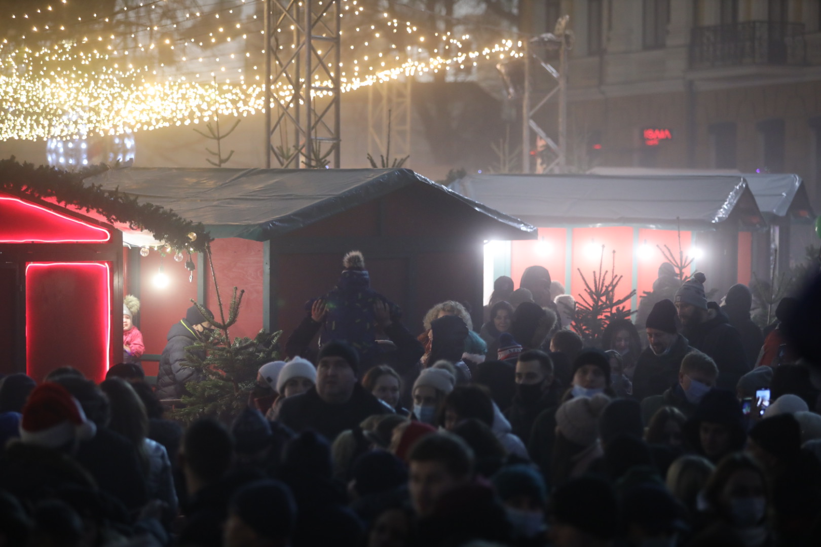 В Киеве зажгли главную елку страны: загорелась гирлянда и начался пожар