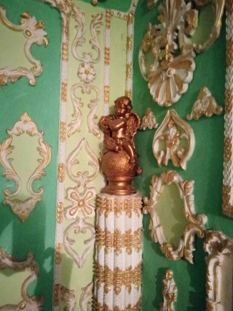 Пенсионер превратил подъезд в Киеве в настоящий Версаль: лепнина, позолота и много картин