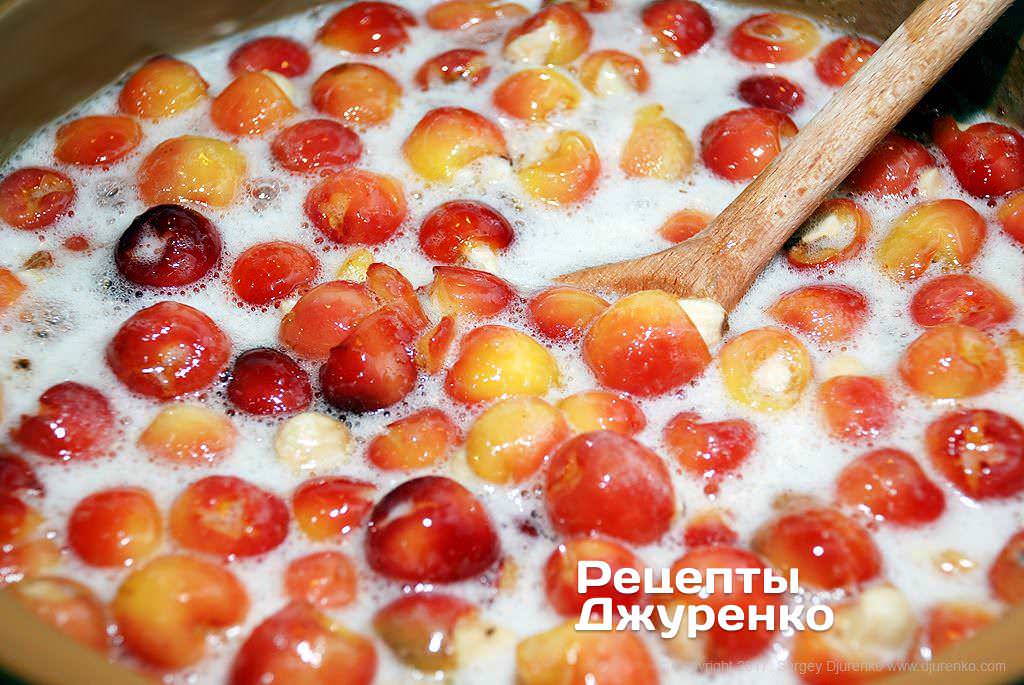 Кулинар раскрыл секрет варенья из черешни, добавив в ягоды особый ингредиент