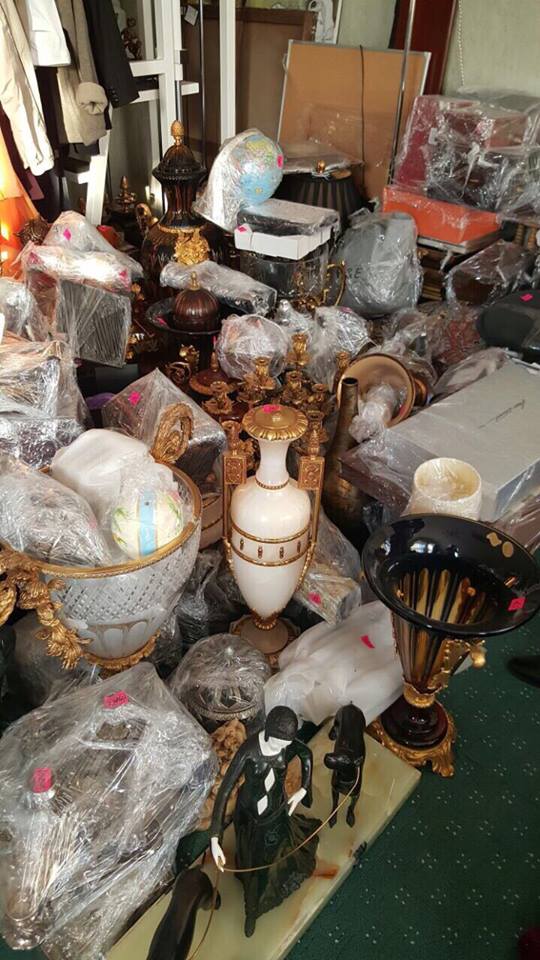 вилучені цінні папери та антикварні речі у Клюєва