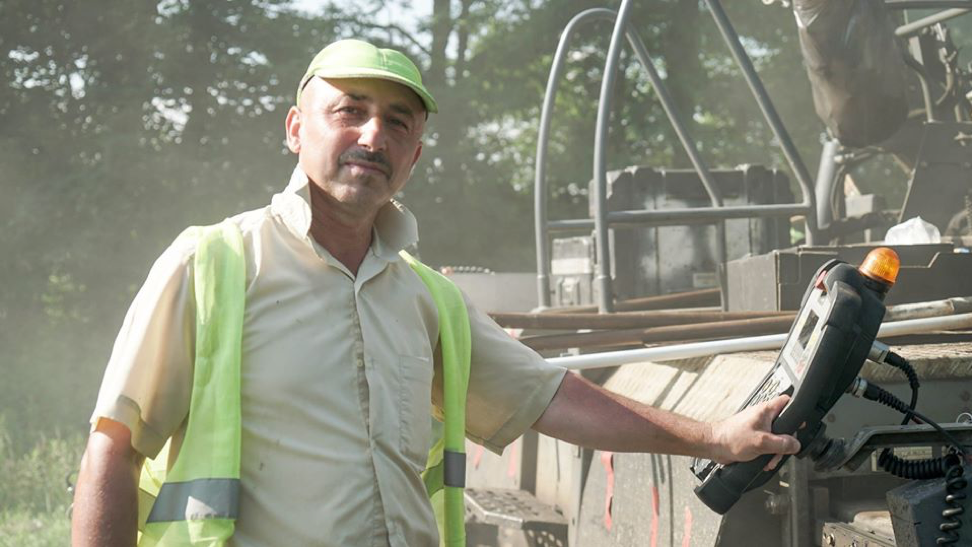 Золоті руки і світлі обличчя: в мережі показали фото працівників "Великого будівництва"