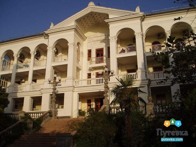 Жена директора "Лиги смеха" ведет крупный бизнес в Крыму: что известно