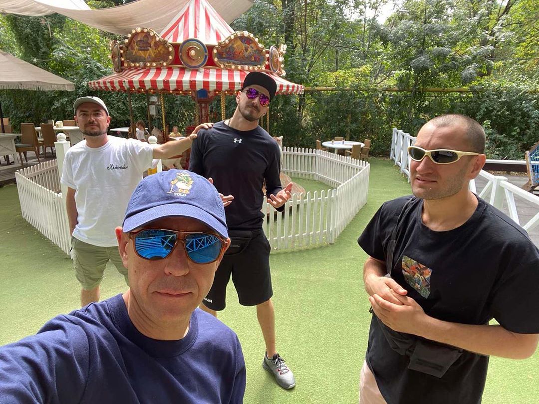 Ты нам нужен, Сережа: беларусы ждут поддержки Михалка, а он поет в Одессе