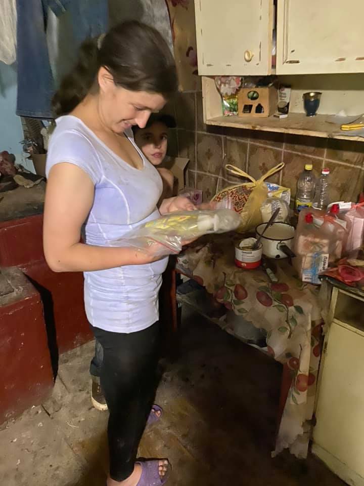 У лісі під Чернівцями у злиднях живе 7 дітей, яких карають за сливи з дерева