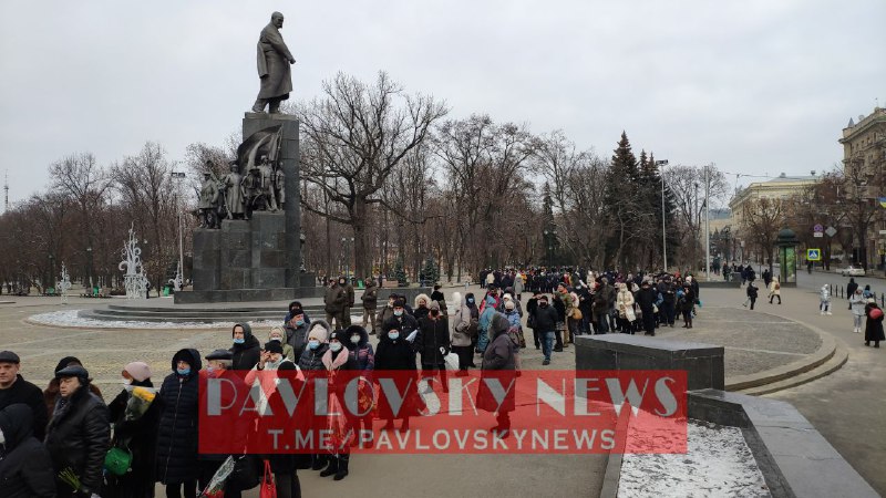 Харьков прощается с Кернесом: огромные очереди и море цветов (фото)
